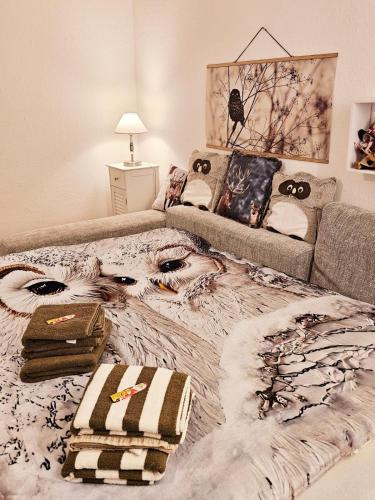 een woonkamer met een bed en een bank bij Ferienwohnung Harzgefühl in Elbingerode