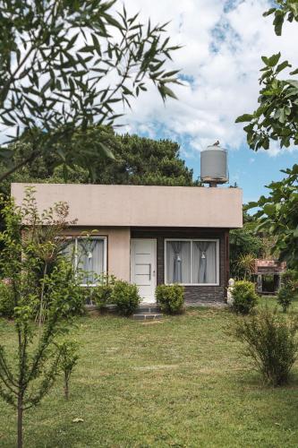 een klein huis met een watertank erop bij Casa de Buda Chapadmalal in Chapadmalal