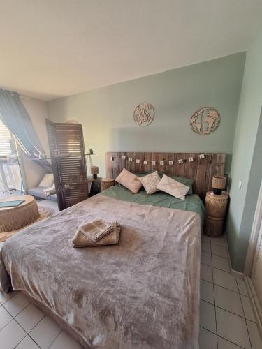 En eller flere senge i et værelse på Pause tropicale