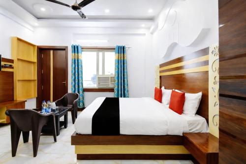 En eller flere senge i et værelse på Hotel Sawera Heritage Comfort Residency- Free Parking & Restaurant and Lift Facilities - Fully #Air Conditioning - A Top Rated Hotel!