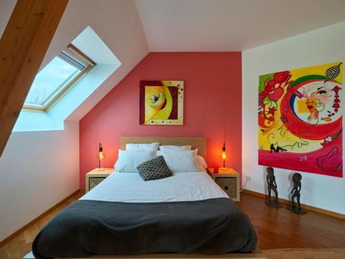 une chambre avec un grand lit dans un grenier dans l'établissement BUDA Lodge 6-4, à Oberhausbergen