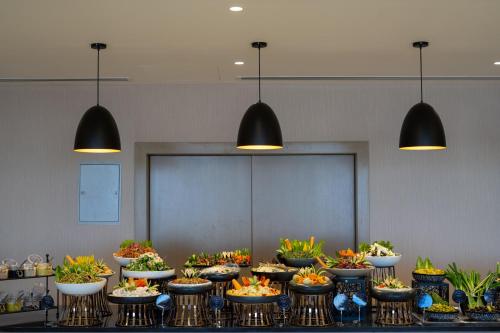 een groep schalen met eten op een tafel met lampen bij Petra Pillars Luxury Hotel in Petra