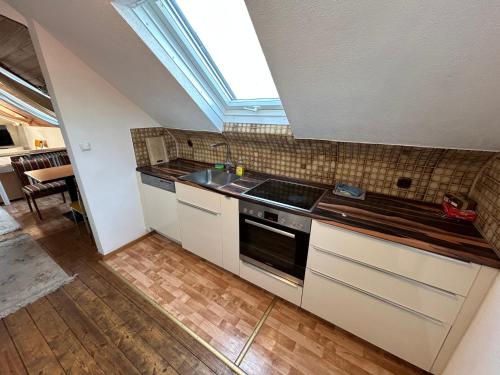 una cucina con fornelli e lavello di Central Apartment Rödermark 3SZ a Rödermark
