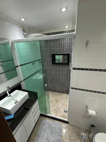un bagno con lavandino e doccia con specchio di Rio Waves Hostel Copacabana a Rio de Janeiro