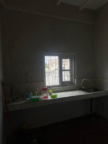 阿努拉德普勒Solo escape的带水槽和窗户的厨房