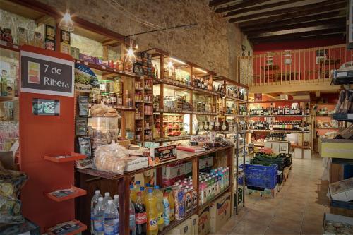uma mercearia com um monte de produtos em exposição em Hostal Agrobotiga 7 de Ribera em Móra d'Ebre