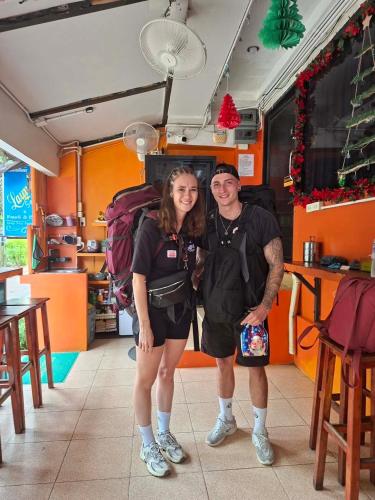 un uomo e una donna posano per una foto di Voyagers Hostel a Phi Phi Don