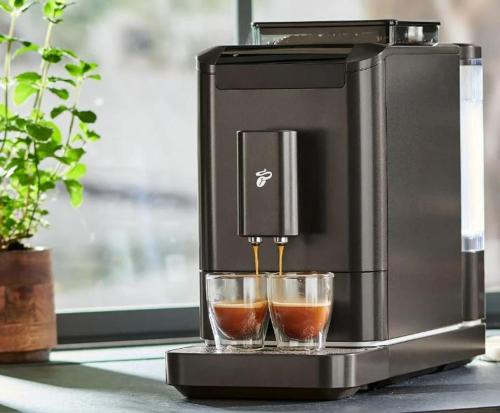 una macchinetta del caffè con due bicchieri su un bancone di Willa Vivaldi a Grzybowo