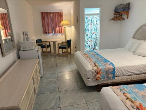 una camera d'albergo con due letti e un tavolo di Apollo Motel a Wildwood Crest