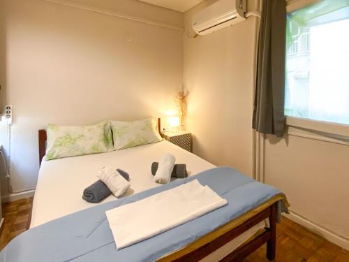 a bedroom with a bed with towels on it at Μικρό διαμέρισμα 20μ από την κεντρική πλατεία in Kalamata