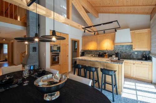 Køkken eller tekøkken på Chalet Gutsch Andermatt by HomeFlow