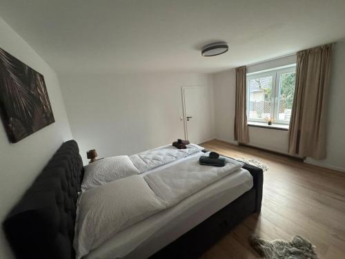 ein Schlafzimmer mit einem Bett in einem Zimmer mit Fenster in der Unterkunft Nostalgie 2 in Bad Harzburg