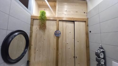 une porte en bois avec une plante dessus dans une pièce dans l'établissement Montereale holiday house, à Monreale