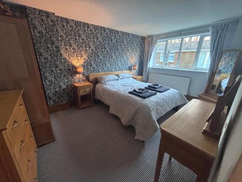 Postel nebo postele na pokoji v ubytování Visit the Alpacas, Chickens Nature Retreat with a Hot Tub in Wimborne Dorset