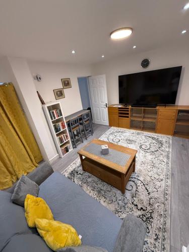 TV a/nebo společenská místnost v ubytování Ground-Floor Entire Apartment 1-Bedroom 1-Living Room & Private Garden