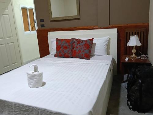 - une chambre avec un lit blanc et une serviette dans l'établissement Tha Khao Beach House 1, à Ban Bang Chak
