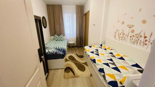 a small bedroom with a bed and a window at Boulevard apartament in Sighetu Marmaţiei