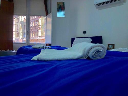 En eller flere senge i et værelse på Downtown Rivnto-cozy stay