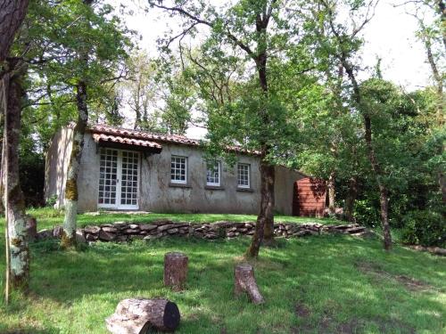 an old stone house in the woods at La Cabane des Beaux Chênes in Évrunes