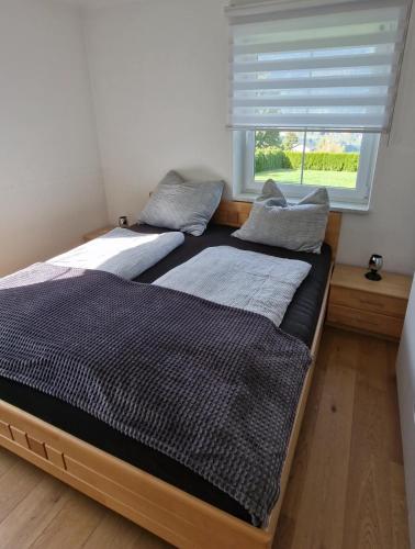 two twin beds in a room with a window at Ferienwohnung Claudia Alt-Ossiach in Altossiach