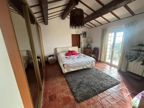 Giường trong phòng chung tại Maison de charme piscine vue mer