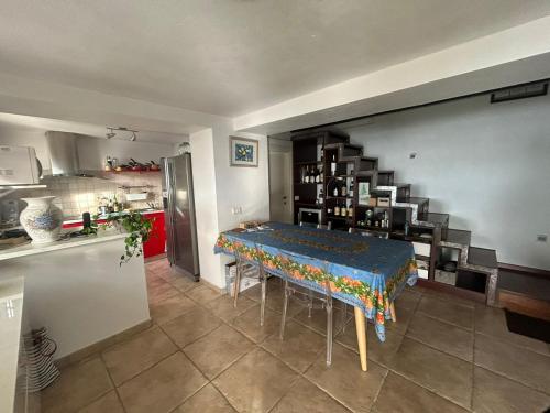 Nhà bếp/bếp nhỏ tại Maison de charme piscine vue mer