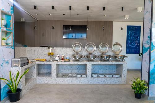 een keuken met een aanrecht met potten en pannen bij Sunwave Dhigurah in Dhigurah