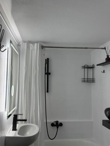 Et badeværelse på Cleo Luxury Suites