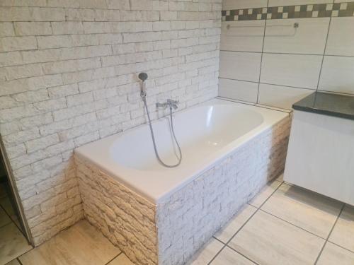 Et badeværelse på Hasate Guest House ,4 st james street Oakdale Belliville Cape Town South Africa