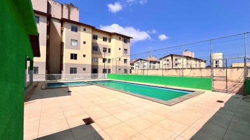een leeg zwembad voor een gebouw bij Ótimo Custo-Benefício, Conforto e Praticidade in São Luís