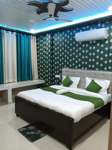 En eller flere senge i et værelse på Hotel Yash Dham , Walking Distance To Ram mandir