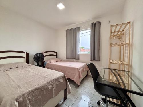 een slaapkamer met 2 bedden en een glazen tafel bij Ótimo Custo-Benefício, Conforto e Praticidade in São Luís