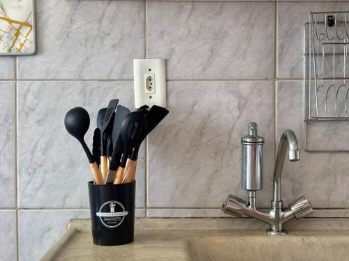 een kopje keukengerei op een gootsteen bij Ótimo Custo-Benefício, Conforto e Praticidade in São Luís
