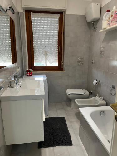 une salle de bain blanche avec un lavabo et des toilettes dans l'établissement Da Daniela, à Castiglion Fiorentino