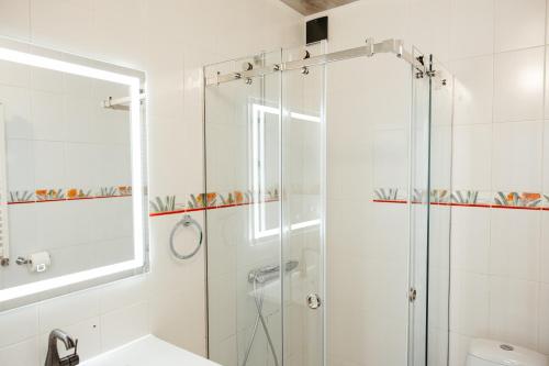 Et badeværelse på Тіна