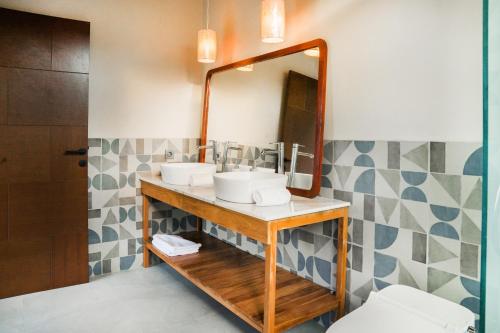 ein Badezimmer mit Waschbecken und Spiegel in der Unterkunft 2BDR Villa Aurelia - Construction nearby in Bedahulu