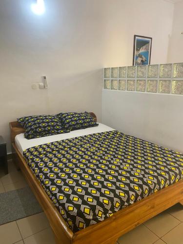 En eller flere senge i et værelse på Résidence Agbevivi