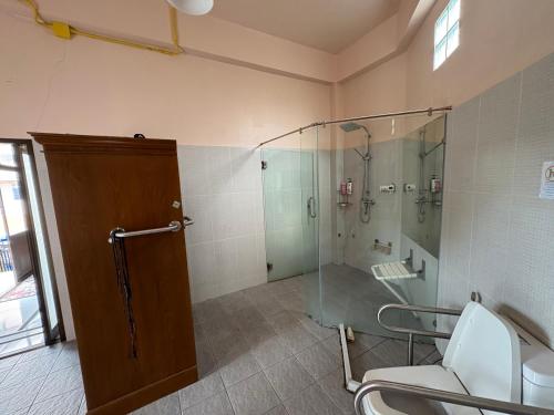 een badkamer met een glazen douche en een toilet bij Honey Moon view in Bophut 