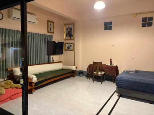 een woonkamer met een bed en een tafel bij Honey Moon view in Bophut 