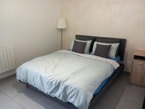 En eller flere senge i et værelse på charmant T2 la soie avec place de parking