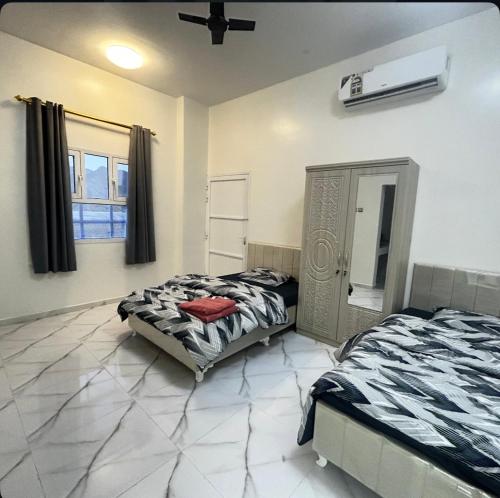 Een bed of bedden in een kamer bij فندق وادي السحتن