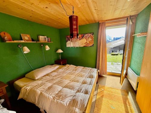 En eller flere senge i et værelse på 94 Charming Chalet 10 pax