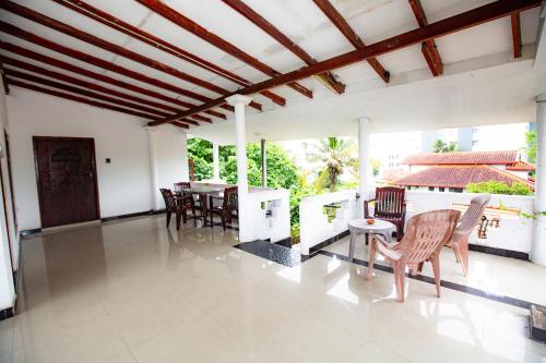 un patio con sedie e un tavolo in una casa di The Spring Holiday a Mirissa