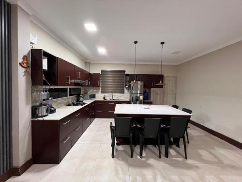 Køkken eller tekøkken på Marlantt Beach House