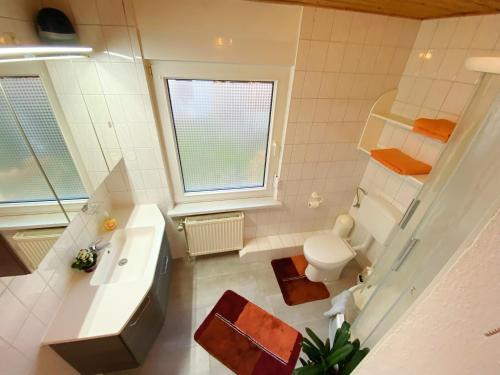 een kleine badkamer met een wastafel en een toilet bij Ferienwohnung Landmannsruh in Lubmin