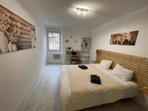 ein Schlafzimmer mit einem großen Bett und einem Schreibtisch in der Unterkunft Villa Margot in Fumel