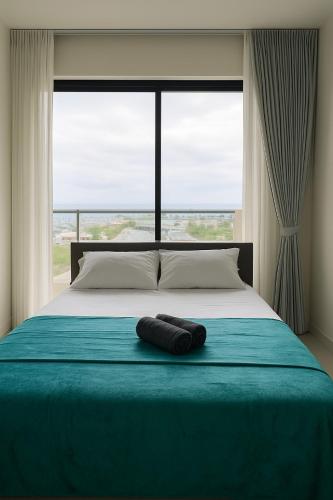 een slaapkamer met een bed met een groot raam bij Daily Relax Inn -Apartment Rooms- Hulhumale' in Furanafushi