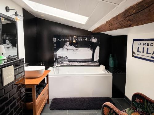 un bagno con vasca e lavandino di Origines a Tautavel