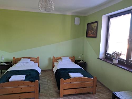 Postel nebo postele na pokoji v ubytování Noclegi - Ostre Lipowa Żywiec Beskidy