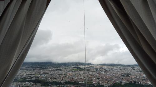 una vista di una città da una finestra di Hospedaje Mágico Arcángel a Ibarra